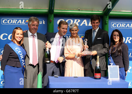 Presentazione per il vincitore Circus Turn of the Coral Backing MacMillan Cancer Support handicap Stakes di Jeremy Kyle e Carla Germaine al Trainer Sir Michael Stoute durante la giornata di Coral-Eclipse all'ippodromo di Sandown Foto Stock