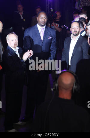 L'ex Boxer Lennox Lewis entra nell'area prima del David Price e del Tony Thompson Heavyweight Bout all'Echo Arena di Liverpool. Foto Stock