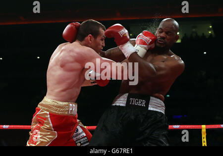 Pugilato - Heavyweight Bout - David Price v Tony Thompson - Echo Arena. David Price (a sinistra) e Tony Thompson durante il Heavyweight Bout all'Echo Arena di Liverpool. Foto Stock