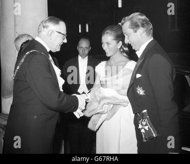 La Principessa Paola e il marito il Principe Alberto di Liegi sono accolti da Sir Lionel Denny, Lord Mayor di Londra, al loro arrivo a Mansion House. Erano presenti al banchetto del 75° anniversario della Camera di Commercio Belga in Gran Bretagna. Foto Stock