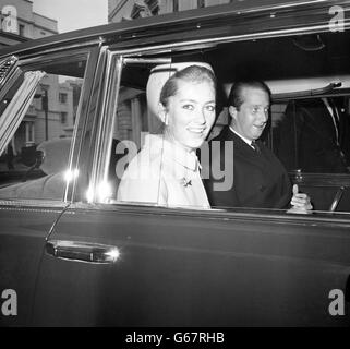 Il Principe Alberto e la Principessa Paola distano dalla residenza dell'Ambasciatore Belgian a Belgrave Square, Londra, per viaggiare a Buckingham Palace per il pranzo con la Regina. Foto Stock