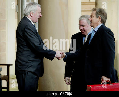 L'irlandese Taoiseach Bertie Ahern, il primo ministro britannico Tony Blair e il segretario dell'Irlanda del Nord britannico Paul Murphy arrivano per parlare del processo di pace dell'Irlanda del Nord a Hillsborough Castle, Co Down. Foto Stock