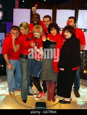 Studenti della Celebrity Fame Academy, da sinistra a destra; attore John Thomson, emittente Ulrika Jonsson, attore di Casualty Kwame Kwei, presentatore televisivo per bambini Fearne Cotton, attore Will Mellor, comedienne Ruby Wax, broadcaster Paul Ross e comedienne Jo Brand. *... durante una fotocellula alla Fame Academy House di Highgate. Venerdì 7 marzo entreranno in casa i nove studenti delle celebrità. Durante la settimana successiva il pubblico voterà per uno studente una notte da espellere dall'Accademia, con il vincitore annunciato la notte del Red Nose Day 14 marzo. Foto Stock