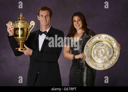 Andy Murray, campione maschile del 2013, e Marion Bartoli, campione femminile del 2013, posano con i loro trofei durante la cena dei campioni all'Intercontinental Hotel di Londra. Foto Stock