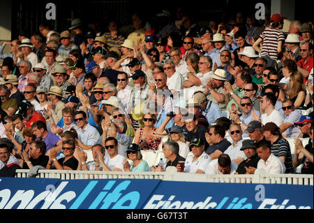 Cricket - Friends Life T20 - Surrey / Middlesex Panthers - The Kia Oval. Tifosi in stand al Kia Oval. Foto Stock