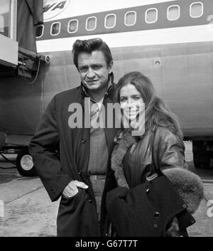 Johnny Cash, il paese americano e cantante occidentale, raffigurato con sua moglie, June carter, all'aeroporto di Heathrow, Londra. Foto Stock