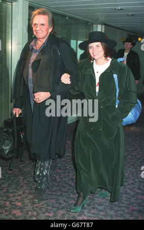 Paese e cantante occidentale Johnny Cash arrivo all'aeroporto di Heathrow, con sua moglie, June carter. Il denaro contante è nel Regno Unito per il tour 'Highwayman'. Foto Stock