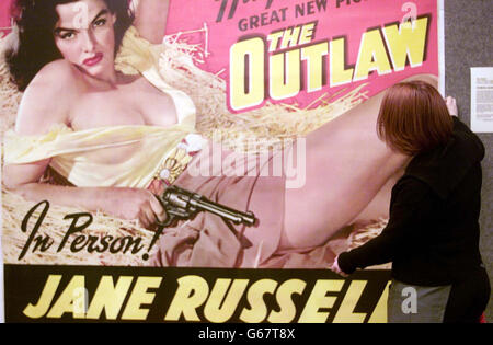 Huriec Gaidhg appende il poster del film 1943 Howard Hughes "The Outlaw" con Jane Russell a Christies a Londra, come parte della vendita Vintage Film Posters che inizia domani. Il valore stimato è compreso tra il 10,000 e il 15,000. Foto Stock