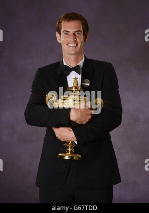 Andy Murray, campione maschile del 2013, si pone con il trofeo durante la cena dei Champions all'Intercontinental Hotel di Londra. Foto Stock