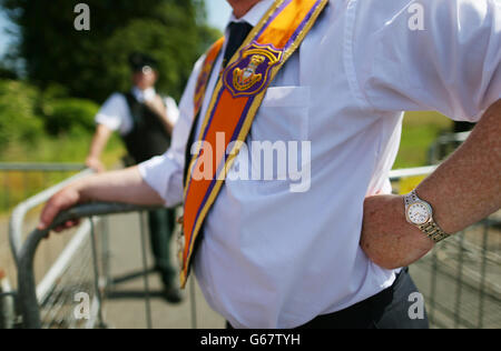 Maestro distrettuale adorante del Distretto di Portadown, Loyal Orange Lodge (LOL) n. 1, Allevatore di bestiame, marito e padre a due bambini Darryl Hewitt orologio legge quasi tre alla barricata della polizia sotto la chiesa Drumcree in violazione della sentenza della Commissione Parade che li chiede di disperdere a due trenta Domenica mattina 7 luglio fuori Portadown Co.Armagh durante la sfilata annuale Orange Order Alla Chiesa Parrocchiale di Drumcree. Foto Stock