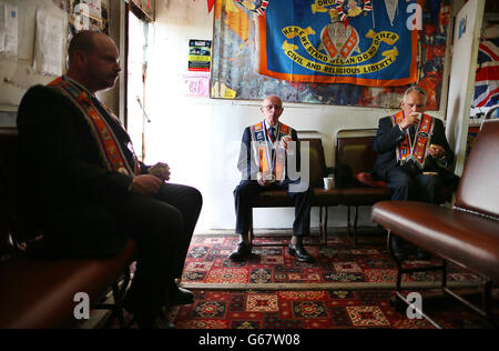 I membri del Portadown District Loyal Orange Lodge (LOL) No 1 gustatevi un panino e una tazza di tè all'interno del sacco da tè sotto la chiesa di Drumcree Portadown Co.Armagh, Dopo la parata fu impedito di proseguire lungo la strada Garvaghy da una barricata PSNI durante la parata annuale dell'Ordine Arancio alla Chiesa Parrocchiale di Drumcree. Foto Stock