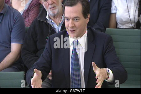 Il Cancelliere dello scacchiere George Osborne risponde alle domande del Treasury Select Committee della Camera dei Comuni, Londra, sul ciclo di spesa 2013. Foto Stock