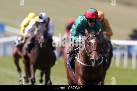 Maputo guidato da Graham Lee vince il Boylesports.com Scarica la nostra App Handicap Stakes durante il Boylesport Ladies Day del Piper-Heidsieck Festival di luglio presso l'ippodromo di Newmarket, Newmarket. Foto Stock