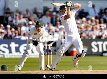 Kevin Pietersen dell'Inghilterra gioca la palla con cura durante i suoi 35 fuori per terminare il secondo giorno della prima prova di Investec Ashes a Trent Bridge, Nottingham. Foto Stock