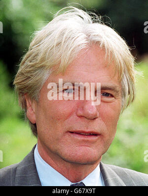 Cantante e attore Adam Faith. * 8/3/03: Attore e pop star Adam Faith che è morto da un attacco di cuore nelle prime ore ha detto il suo agente. Il 62 anni alloggiava in un albergo a Stoke-on-Trent, dove stava recando al Regent Theatre's Love and Marriage, quando si ammalò e fu portato in ospedale. I medici hanno cercato di rianimare l'attore, che ha una storia di problemi cardiaci, ma è morto, lasciando una moglie, Jackie, e la figlia Katya, 32 anni. 19/3/03: I funerali di Adamo Faith si terranno dopo la morte di un attacco di cuore. Foto Stock