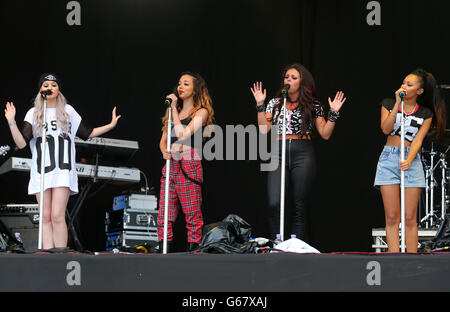 Jesy Nelson, Jade Thirlwall, Perrie Edwards e Leigh-Anne Pinnock di Little Mix si esibiscono durante il 20° T del festival musicale Park a Kinross. Foto Stock