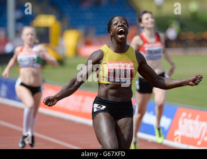 Anyika Onuora celebra la sua vittoria nella gara femminile 200m durante i campionati britannici e le prove mondiali all'Alexander Stadium di Birmingham. Foto Stock