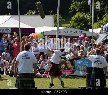 La Scozia e l'Irlanda si contendono il secondo giorno del Dalriada Festival a Glenarm Castle, Co. Antrim. Foto Stock