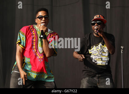 Q-Tip e Phife Dawg di UNA Tribe chiamata quest che si esibisce sul palco principale di Yahoo! Wireless Festival, presso il Queen Elizabeth Olympic Park nella zona est di Londra. Foto Stock