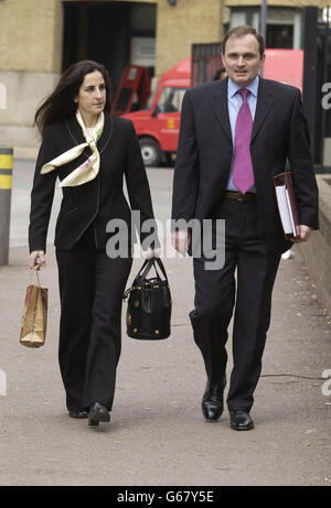 Major Charles Ingram, 39 anni, arriva al Southwark Crown Court di Londra, con la moglie Diana, 38 anni, dove si trovano ad affrontare l'accusa di barare sul programma televisivo "Chi vuole essere un milionario". * Charles Ingram e la moglie di Diana, entrambi di High Street, Easterton, Wiltshire, e Tecwen Whittock, responsabile degli studi aziendali universitari, di Heol-y-Gors, Whitchurch, Cardiff, negano ciascuno una denuncia di procurare una sicurezza preziosa per inganno. Foto Stock