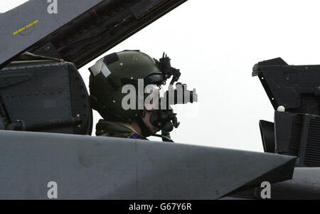 L'equipaggio della Royal Air Force a bordo di un Tornado a RAF Lossiemouth, Scozia, mostra come saranno equipaggiati durante la fotocellula prima di un esercizio di addestramento di undici giorni. L'esercizio cerca di sviluppare le abilità di leadership tetica di tutti gli equipaggi di prima linea partecipanti in ambiente notturno. Foto Stock