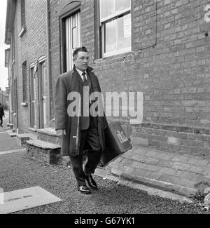 David Whitby, il vigile del fuoco del treno coinvolto nella Grande rapina del treno dell'agosto 1963, raffigurato a Linslade nel Buckinghamshire. Era presente nella corte dei magistrati dove James White affronta due accuse. Foto Stock