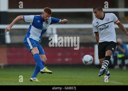 Bristol Rovers Matt Harold (a sinistra) in azione contro Hereford United's Rod McDonald, durante la pre-stagione amichevole a Edgar Street, Hereford . Foto Stock