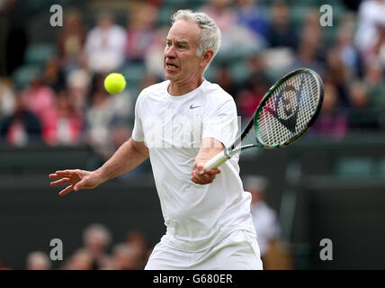 John McEnroe degli Stati Uniti in azione con il partner Patrick McEnroe contro Paul McNamee e Peter McNamara dell'Australia nella partita di Gentlemen's Senior Invitation Double Foto Stock