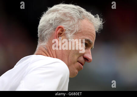 John McEnroe degli Stati Uniti in azione con il partner Patrick McEnroe contro Paul McNamee e Peter McNamara dell'Australia nella partita di Gentlemen's Senior Invitation Double Foto Stock