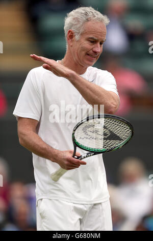 John McEnroe degli Stati Uniti in azione con il partner Patrick McEnroe contro Paul McNamee e Peter McNamara dell'Australia nella partita del loro gentlemen's Senior Invitation Double durante il giorno otto di Wimbledon tenuto al All England Lawn Tennis and Croquet Club Foto Stock