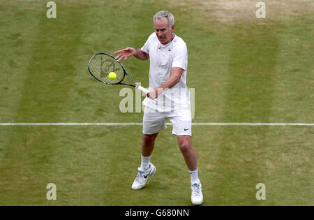 John McEnroe degli Stati Uniti in azione con il partner Patrick McEnroe contro Paul McNamee e Peter McNamara dell'Australia nella partita del loro gentlemen's Senior Invitation Double durante il giorno otto di Wimbledon tenuto al All England Lawn Tennis and Croquet Club Foto Stock