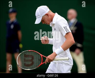 Il Gran Bretagna Kyle Edmund celebra la vittoria di un punto contro il britannico Jonny o'Mara nella loro partita dei ragazzi singoli durante il 9° giorno del Wimbledon Championships presso l'All England Lawn Tennis and Croquet Club di Wimbledon. Foto Stock