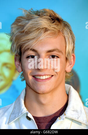 Ross Lynch, la star del nuovo surf-rock musicale Teen Beach Movie del canale Disney, incontra i fan quando arriva al Disney Store di Oxford Street, nel centro di Londra. Foto Stock