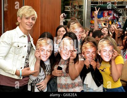 Ross Lynch, la star del nuovo surf-rock musicale Teen Beach Movie del canale Disney, incontra i fan quando arriva al Disney Store di Oxford Street, nel centro di Londra. Foto Stock