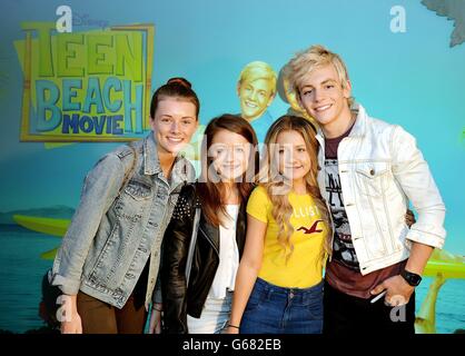 Ross Lynch, la star del nuovo surf-rock musicale Teen Beach Movie del canale Disney, incontra i fan quando arriva al Disney Store di Oxford Street, nel centro di Londra. Foto Stock