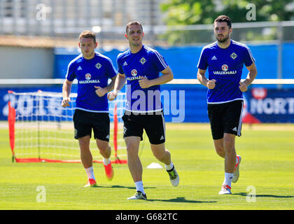 In Irlanda del Nord la Chris Baird (centro), Conor McLaughlin (destra) e Lee Hodson durante una sessione di formazione a Saint-Georges-de-Reneins. Foto Stock