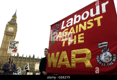 I sostenitori del Partito del lavoro hanno un vessillo contro la guerra al di fuori delle Camere del Parlamento. Il Parlamento si stava preparando per un dibattito dei comuni sui piani del primo ministro per un'azione militare contro l'Iraq. Foto Stock