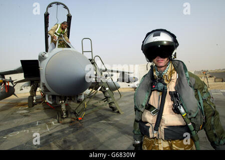 L'equipaggio dell'Aeronautica militare reale si trova presso un'aeronbase per il British Tornado GR4 e GR4A nel deserto del Kuwait vicino al confine con l'Iraq. Foto Stock