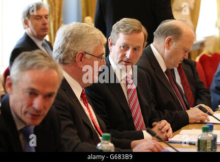 Taoiseach Enda Kenny parla a Tanaiste Eamon Gilmore all'inizio della riunione del Consiglio dei Ministri del Nord Sud a Dublino Castle, oggi. Foto Stock