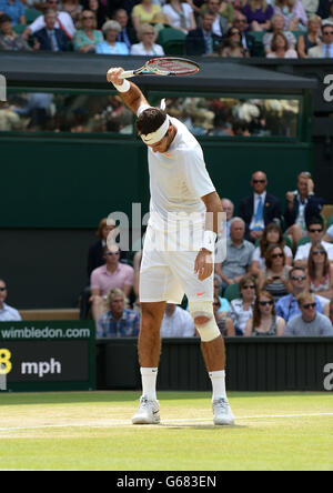 Juan Martin del Potro dell'Argentina reagisce nella sua partita contro il serbo Novak Djokovic durante l'undici giorno dei Campionati di Wimbledon all'All England Lawn Tennis and Croquet Club, Wimbledon. Foto Stock