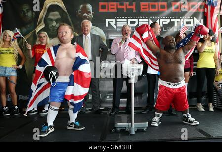 Mini David Price (a sinistra) e Mini Tony Thompson durante il Weigh-in al Radisson Blu Hotel, Liverpool. Foto Stock