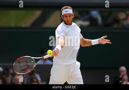 Juan Martin del Potro argentino in azione contro il Novak Djokovic serbo durante l'undici giorni dei Campionati di Wimbledon all'All England Lawn Tennis and Croquet Club di Wimbledon. Foto Stock