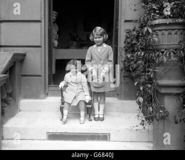 La Principessa Elisabetta (a destra) e la Principessa Margaret durante una visita alla Mostra del lavoro degli uomini disabili. Foto Stock