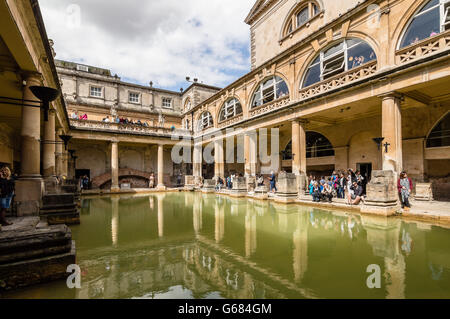 Bath, Regno Unito - 15 agosto 2015: il romano termini complesso è un sito di interesse storico nella città inglese di Bath. Foto Stock