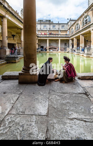 Bath, Regno Unito - 15 agosto 2015: attori che interpretano il ruolo di vecchi cittadini romani. Il romano termini complesso è un sito storico di inter Foto Stock