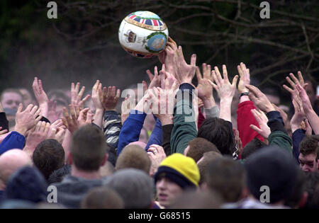 L'antica partita di calcio Royal Shrovetide ad Ashbourne, nel Derbyshire, in corso. Il principe Carlo ha iniziato il gioco "girando" la palla cerimoniale e facendola precipitare nella mischia. Foto Stock