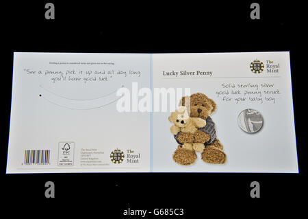 La parte anteriore e posteriore del blu per i bambini Silver Penny carta prodotto dalla zecca reale per coincidere con la brith del bambino reale. PREMERE ASSOCIAZIONE foto. Data immagine: Mercoledì 10 luglio 2013. Il credito fotografico dovrebbe essere: Ben Birchall/PA Wire Foto Stock