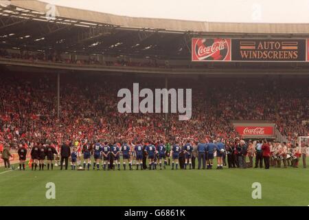 AUTOWINDSCREENS SHIELD FINAL - SHREWSBURY CONTRO ROTHERHAM. I giocatori si allineano per essere accolti alla finale dei parabrezza Auto al Wembley Stadium Foto Stock