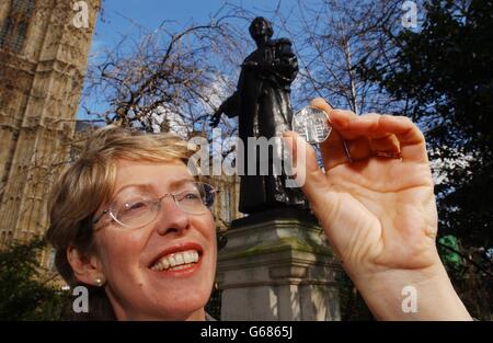 Il Ministro delle Donne Patricia Hewitt MP detiene la nuova moneta da 50 pence prodotta dalla zecca reale di fronte ad una statua del fondatore dell'Unione sociale e politica delle Donne (WSPU) Emmeline Pankhurst fuori dalla Camera del Parlamento a Westminster, Londra. * la moneta commemora il centesimo anniversario della formazione dell'Unione sociale e politica delle Donne (WSPU). Foto Stock