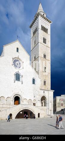 La cattedrale romanica di Trani, Puglia, Italia, Storm Foto Stock